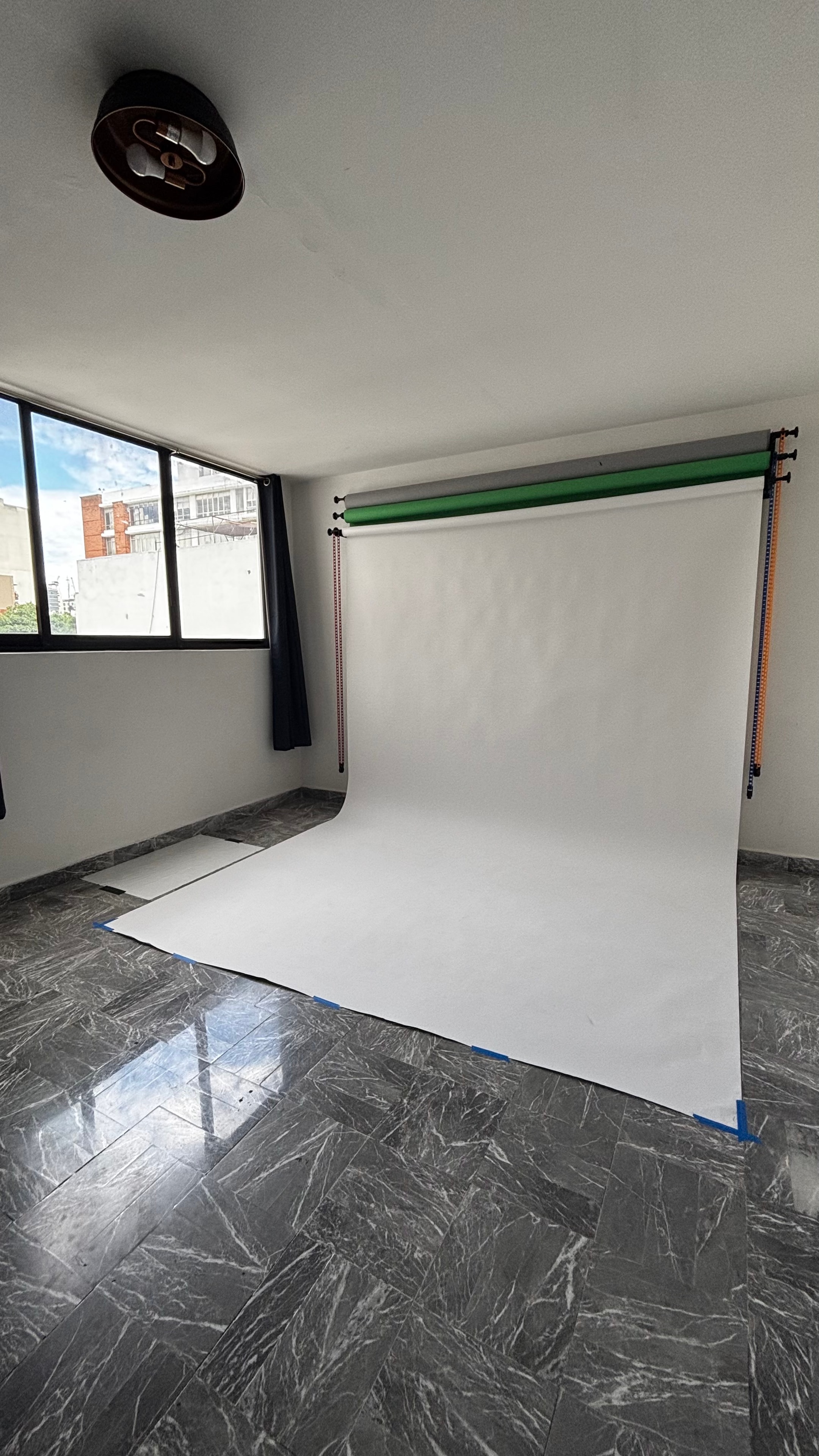Mini estudio con fondo y equipo de luz