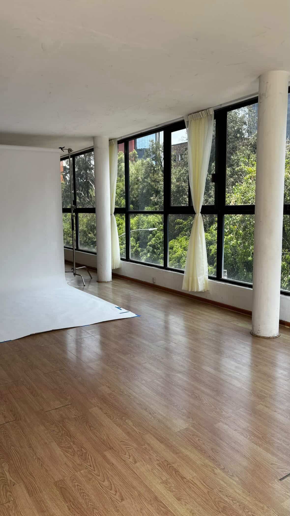 Estudio grande con ventanales y luz natural
